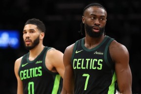 爱游戏-关于东契奇迎来二十赛季出色发挥，美国队观众热烈欢呼！比赛高潮迭起的信息